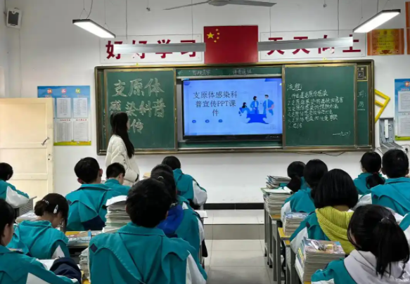 小小设计师用废旧纸盒搭建未来之家让思维的种子在现实土壤中扎根 小小设计师用废旧纸盒搭建未来之家让思维的种子在现实土壤中扎根