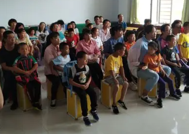 阳光分班经过科学公平揭露的方法均衡分配班级学生和师资 阳光分班经过科学公平揭露的方法均衡分配班级学生和师资